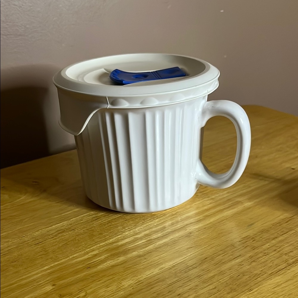 😄20oz French vanilla dish with lid Corning ware
